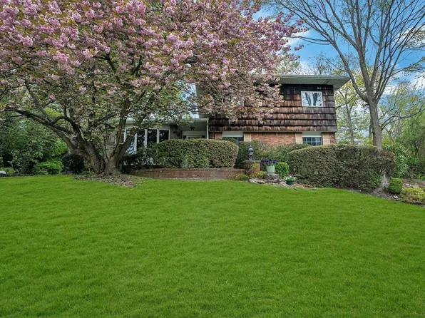 11 Huckleberry Lane, Oyster Bay, NY 11771