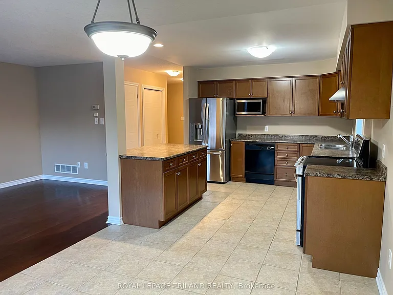 979 Crosscreek Ct — Photo 3