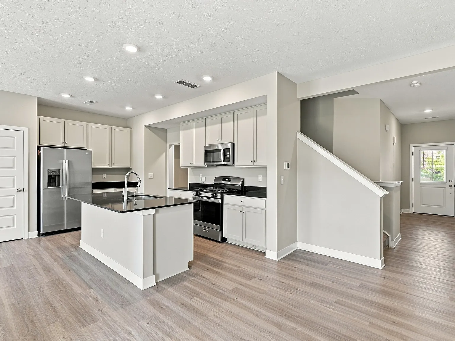 3 bed, 2.5 bath, 2530 sqft, $2,200 — Photo 4