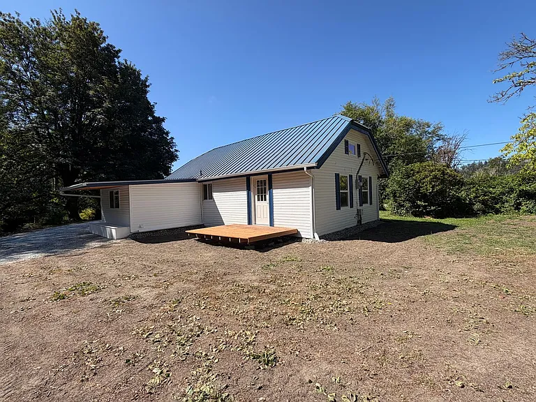 20756 Prairie Rd — Photo 2