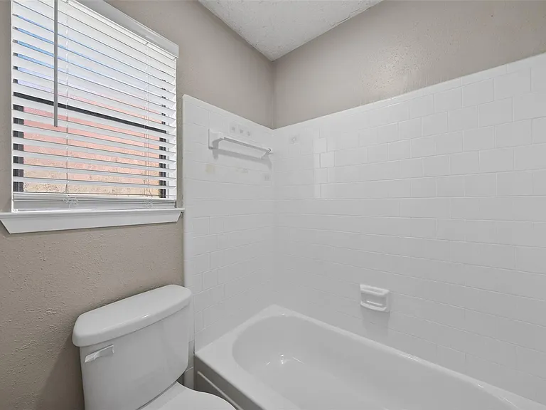 20014 Bishops Gate Ln — Photo 32