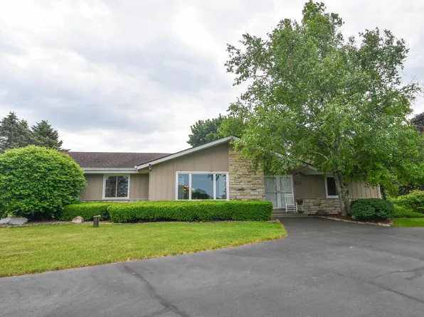 21295 W Winston Ct, New Berlin, WI 53146