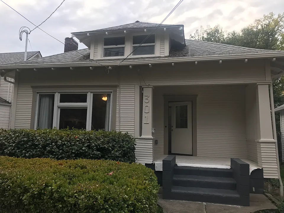 301 SE Baker St #1