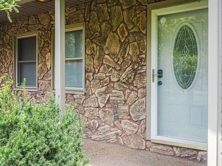 671 Riverview Dr — Photo 3