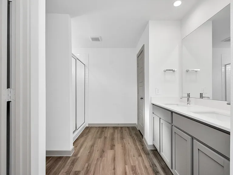 1114 Hughes Crossing Dr — Photo 19