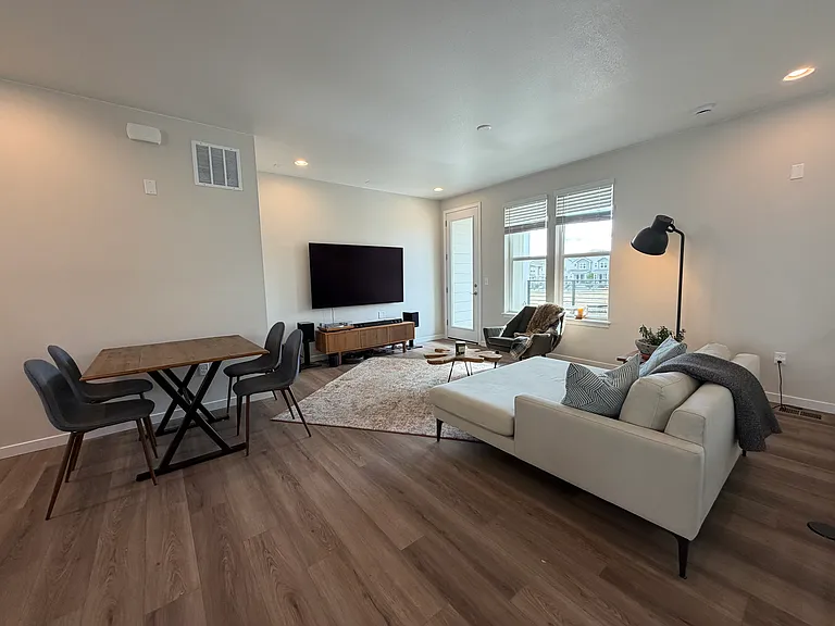 5266 Robb St — Photo 4