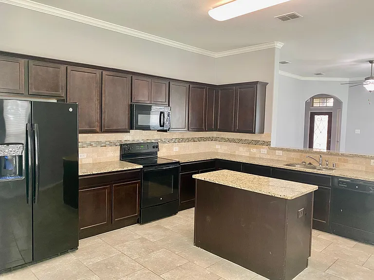279 Oxford Dr — Photo 4