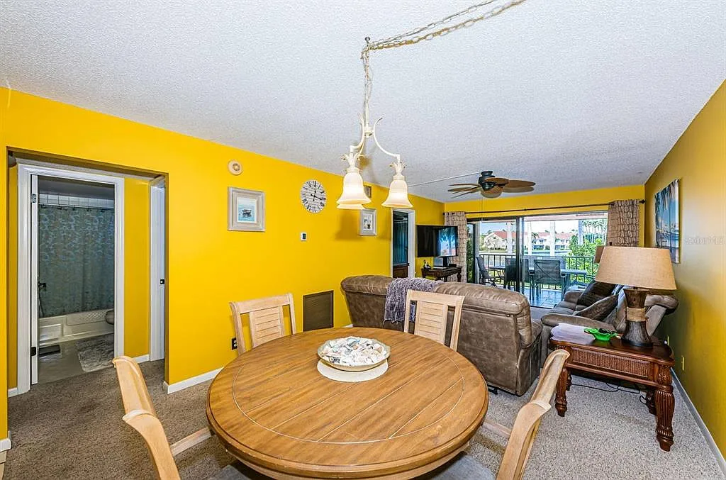 2 bed, 2.0 bath, 915 sqft, $5,700 — Photo 4