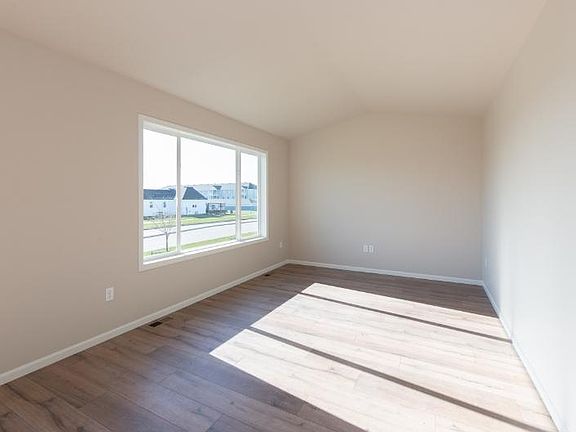3rd image of 2754 Divide St W