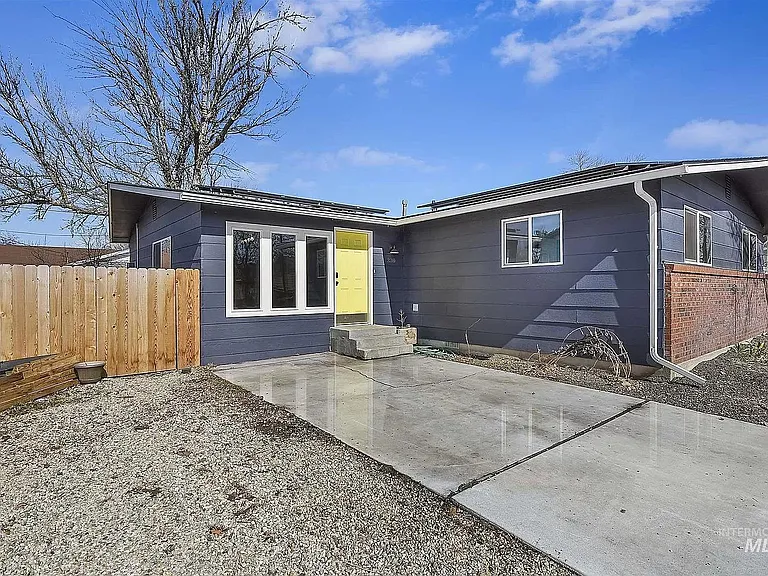 230 W Camellia Ave — Photo 2