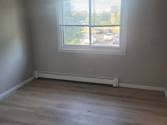 5th image of 867 Tree Ln