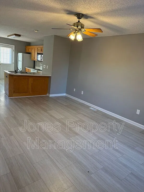 2 bed, 1.5 bath, 1024 sqft, $1,270 — Photo 2