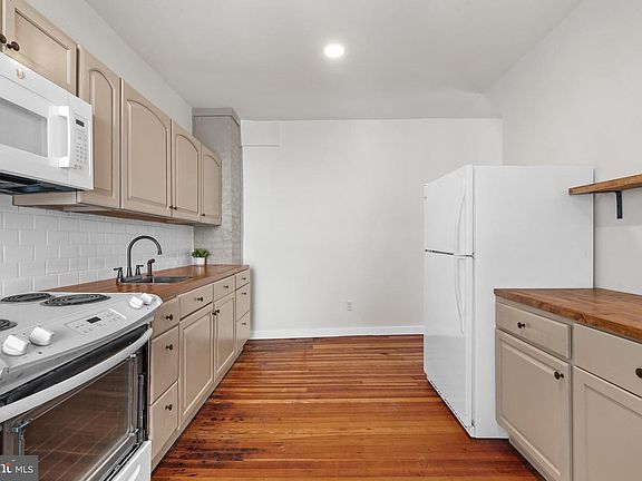 3rd image of 335 W 6th St