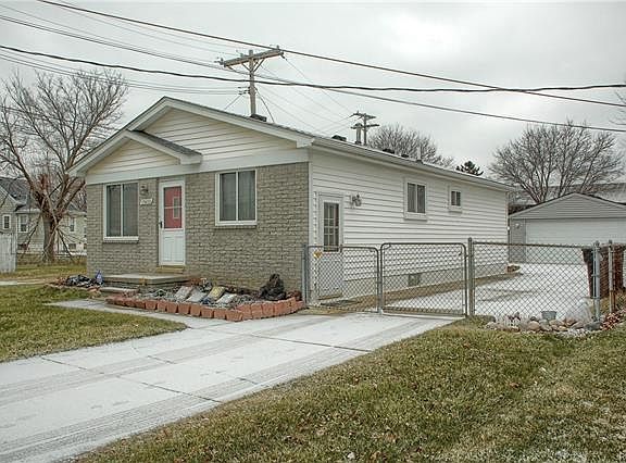 3rd image of 17435 Castle St