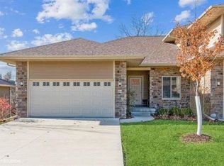 16 Holiday Ridge Ln, Coralville, IA 52241