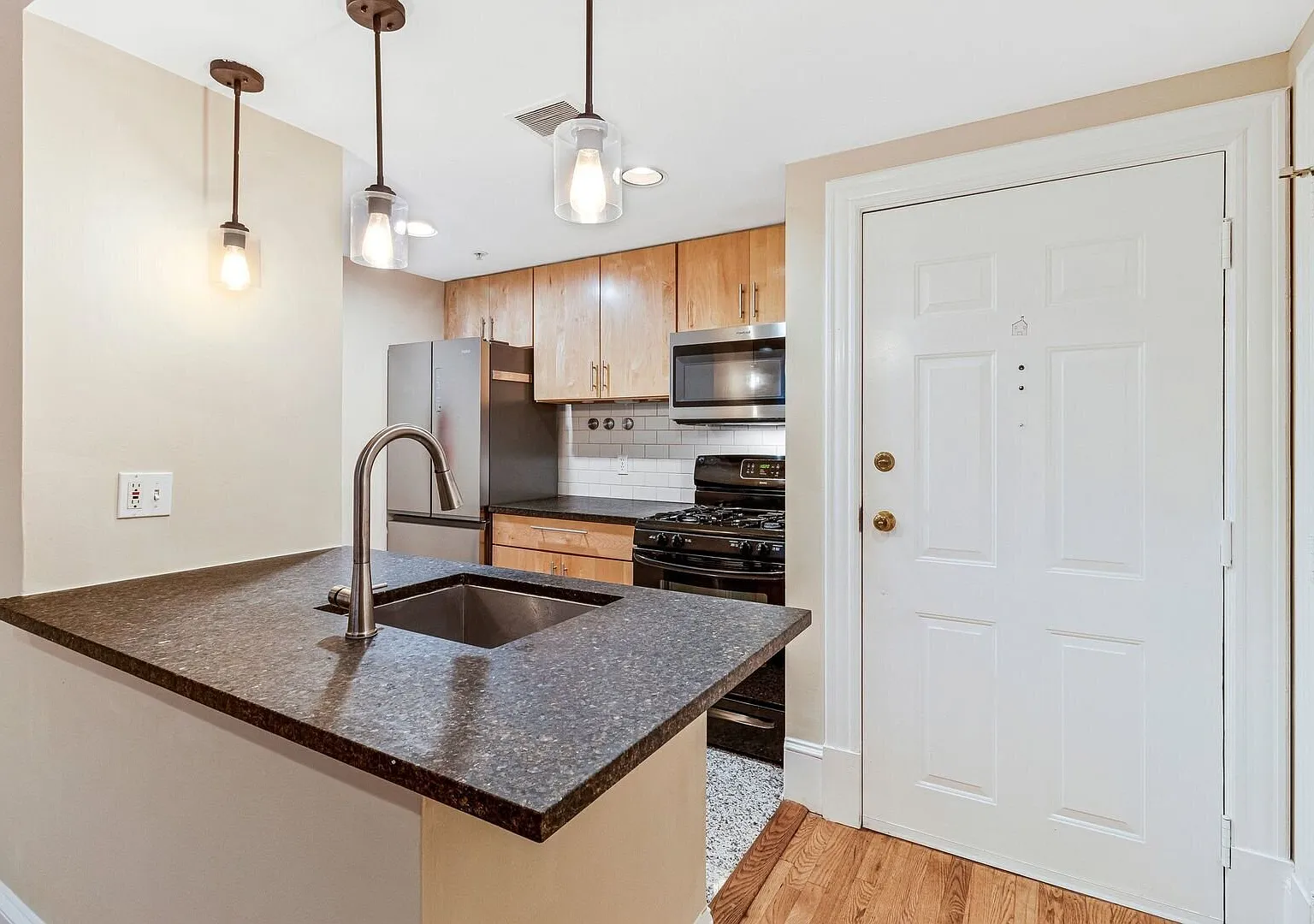 Classic 1BR Adams Morgan Condo with In-Unit Laundry & Prime Location — Photo 4