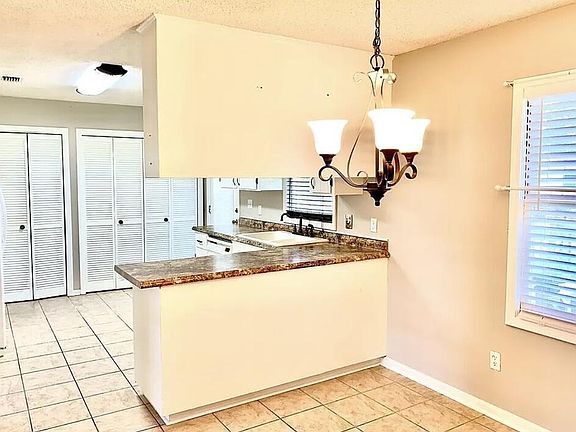 5th image of 1003 Douglas Dr