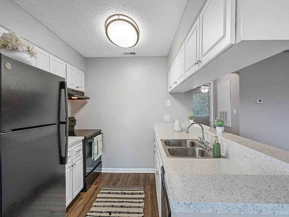 One Bedroom - 1 Bed / 1 Bath - 750 Sq.Ft.
