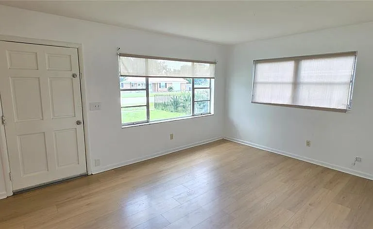 410 S Oakwood Ave — Photo 3