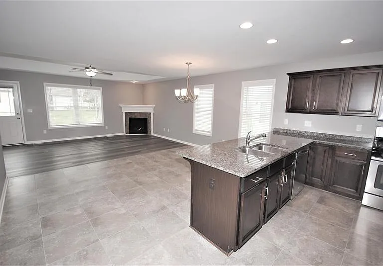 4821 E Highland Pkwy — Photo 2