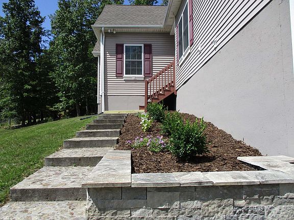 4th image of 320 Wisteria Dr