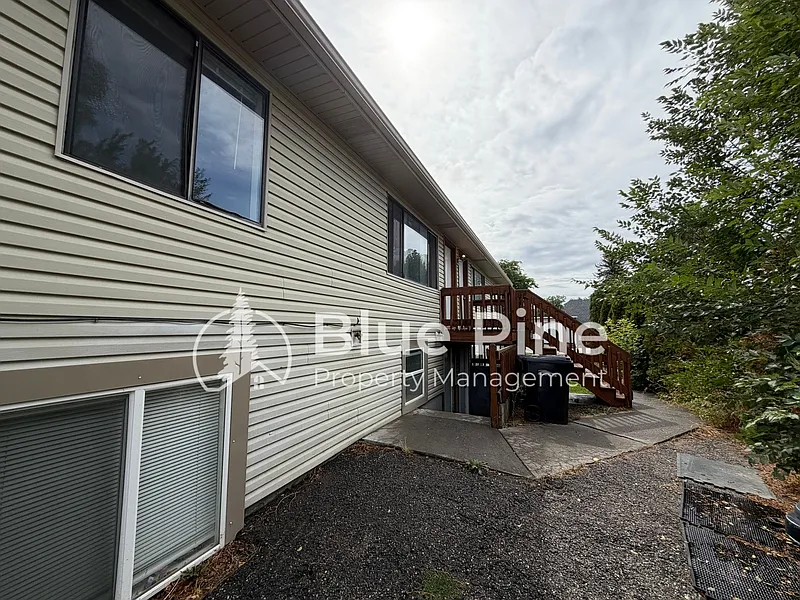 411 Gladstone St — Photo 2