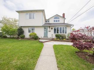 22 Kansas St, Hicksville, NY 11801