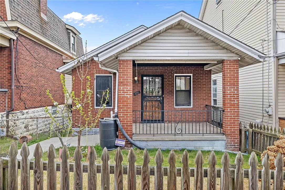 420 Fisher St photo 1