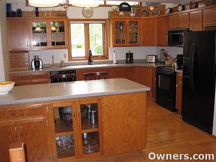 Large kitchen w/peninsula/Corian counters