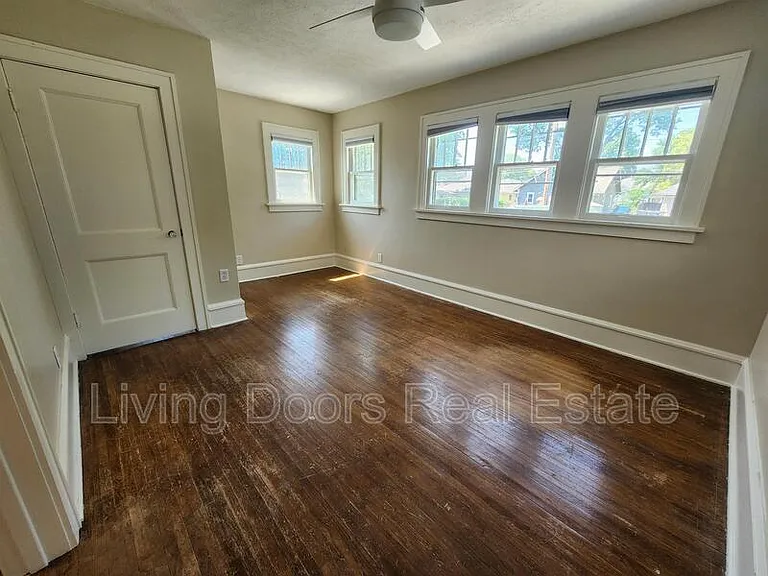2300 Sewell St — Photo 17