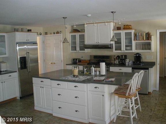 Gourmet kitchen with large Island