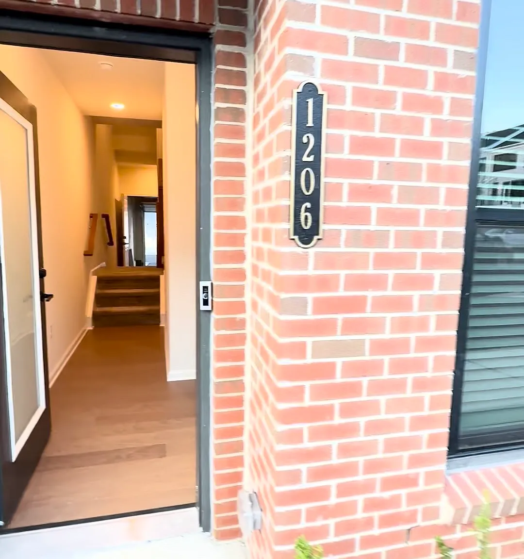 1206 Parker Blvd — Photo 2