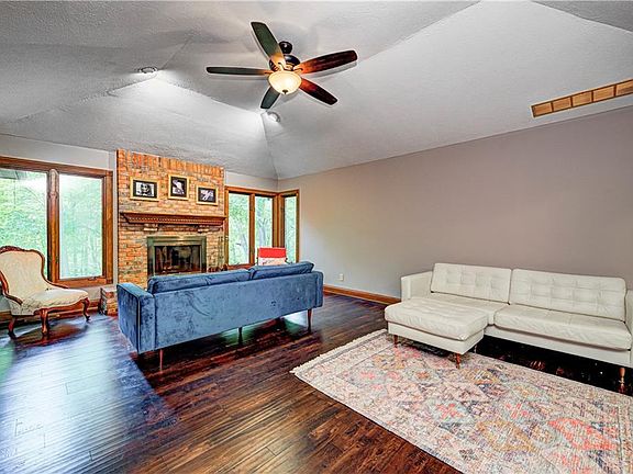 5th image of 1052 Red Oak Dr