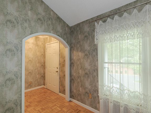 4th image of 303 Peachtree Forest Dr