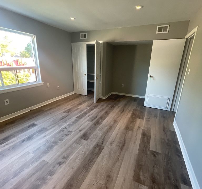 2nd image of 1459 Main St W