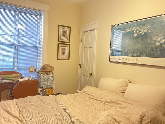 Middle bedroom