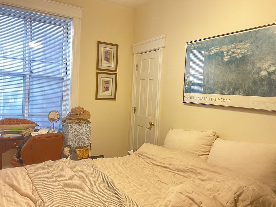 Middle bedroom