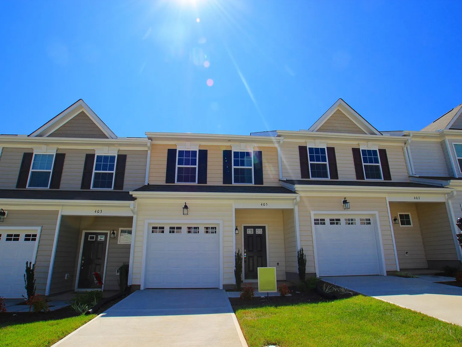 2 bed, 2.5 bath, 1400 sqft, $1,800 — Photo 1