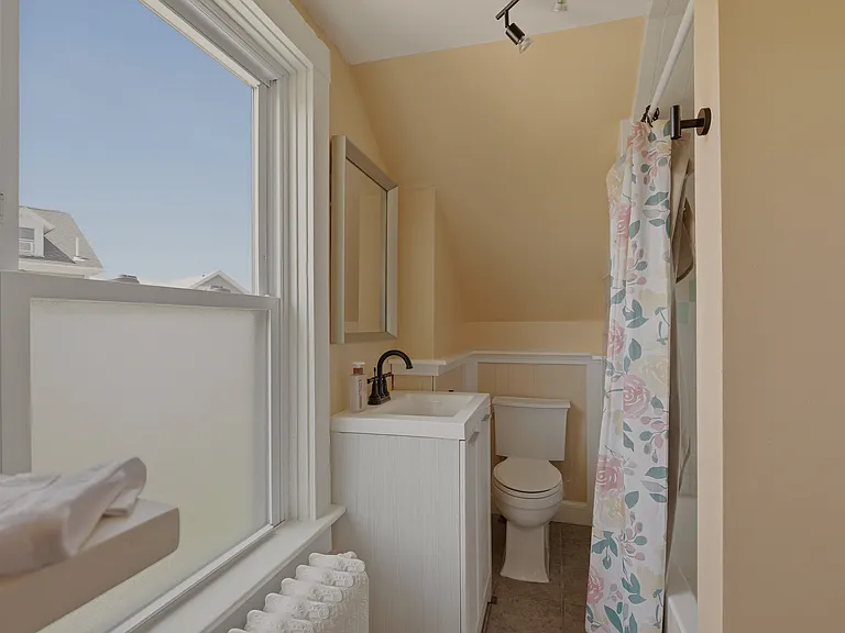 21 Clinton Ave — Photo 20
