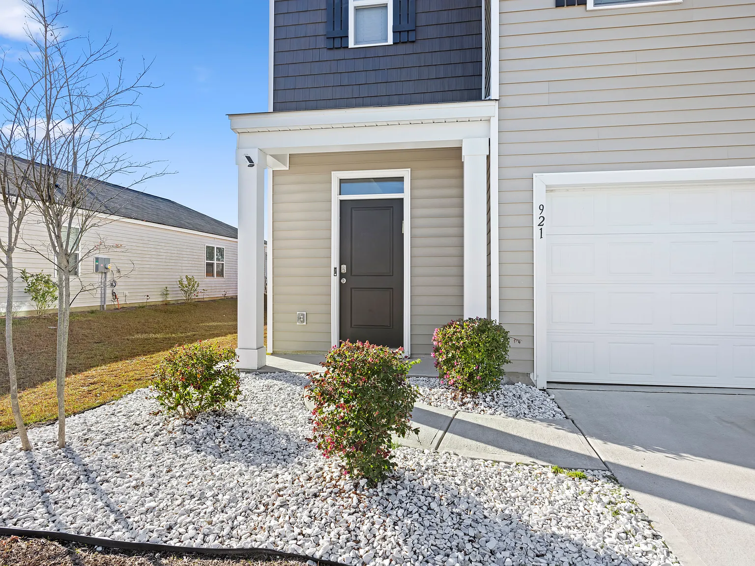 5 bed, 2384 sqft, $2,900 — Photo 2