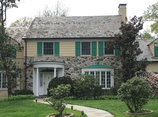 2 Grosvenor Pl, Great Neck, NY 11021