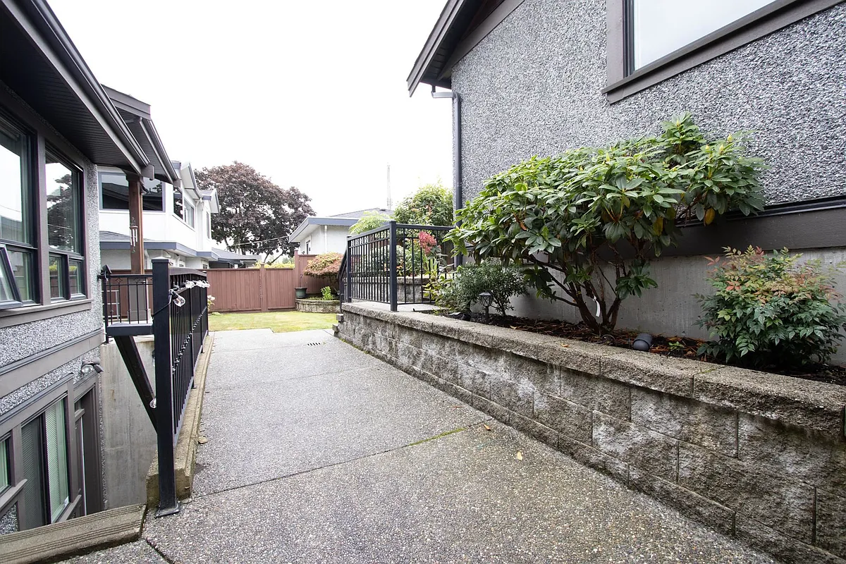 Building Photo - 4152 Hazelwood Cres