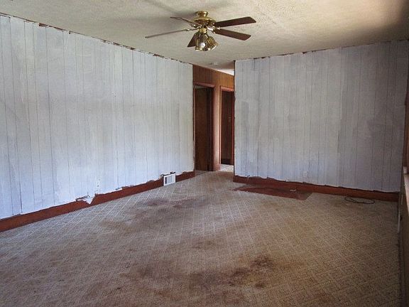 2nd image of 905 Glade St