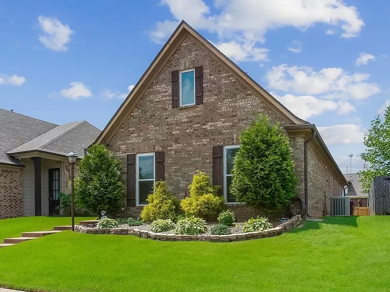 975 Crayton Ridge Dr — Photo 2