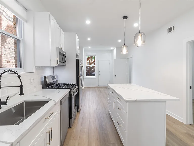 2140 W Crystal St #2R — Photo 2