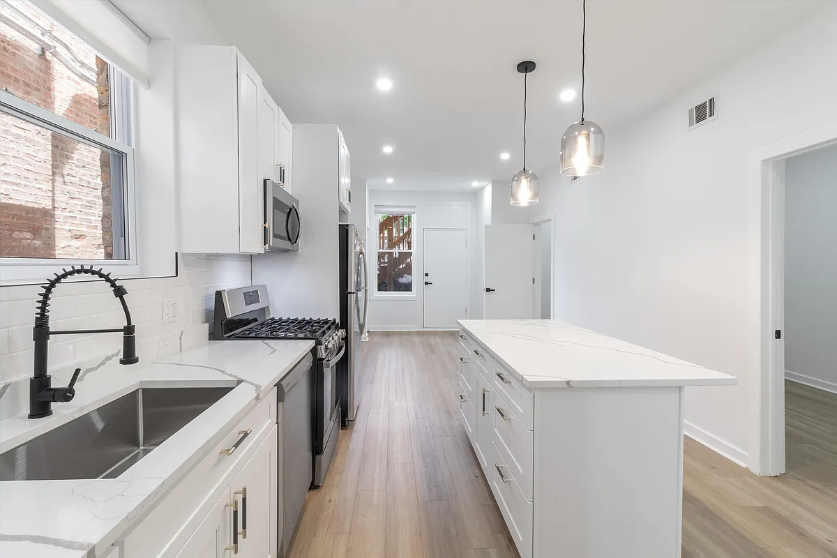 Building Photo - 2140 W Crystal St #1R