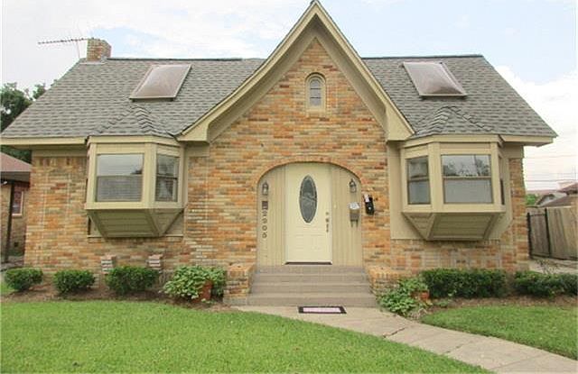 1st image of 2905 Wentworth St