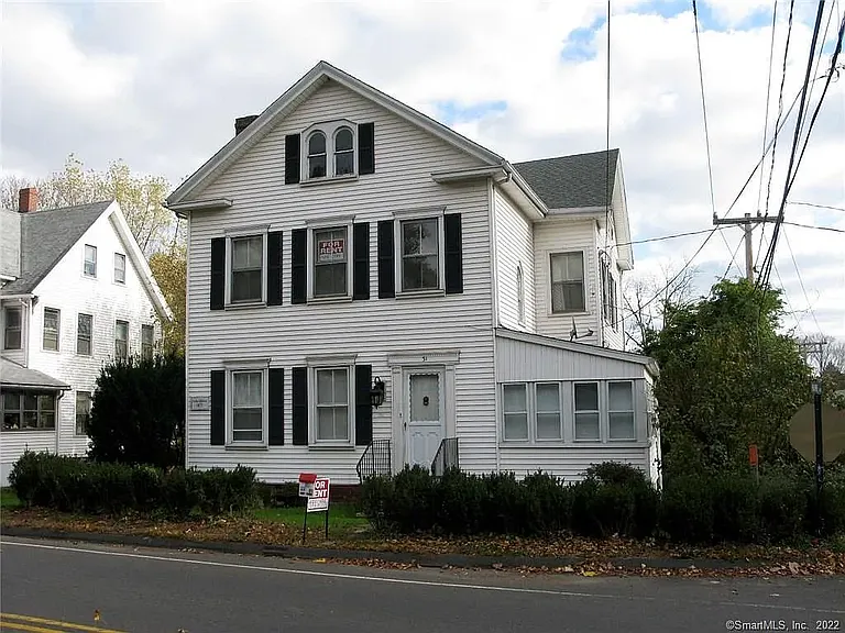 E Main St — Photo 1