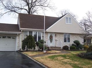30 Tanglewood Ln, Colonia, NJ
