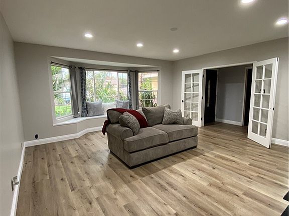 5th image of 422 E La Deney Dr